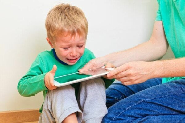 Skjermer overstimulerer barn og endrer humøret deres