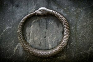Ouroboros-paradokset og den evige gjenkomst