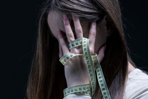 Anoreksi og selvskading: Symptomer og behandling
