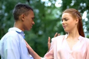 Hvorfor noen mennesker misliker fysisk kontakt