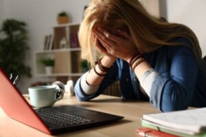 Inforgiftning og angst: Hvordan henger de sammen?