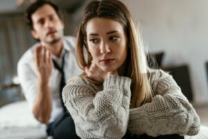 De syv stadiene av gaslighting i et forhold