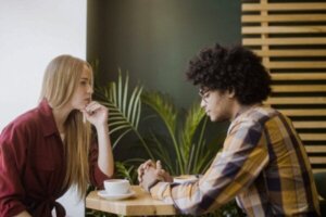 Hvorfor pauser i en samtale er ubehagelige