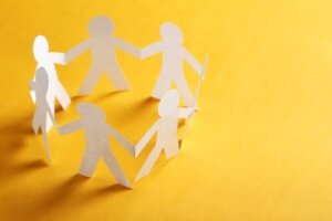 Samfunnspsykologi – karakteristikker og opprinnelse