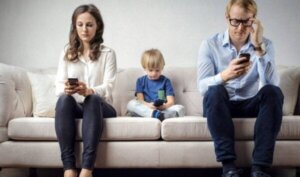 Mobilavhengige foreldre og barn som føler seg ignorert