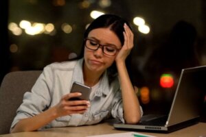 Venner som svarer på meldinger, men ikke sender dem først