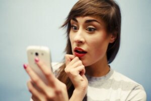 Spredningen av falsk informasjon på sosiale medier