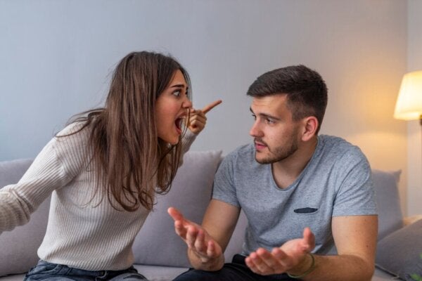 Hva skal du gjøre hvis partneren din roper til deg når dere er uenige?