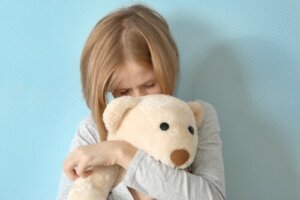 Selektiv mutisme: Symptomer og behandling