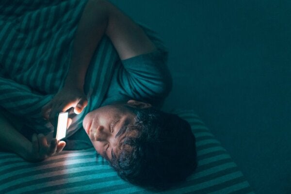 Risikoen ved bruk av mobiltelefon om natten for tenåringer