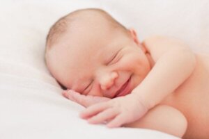 Den interessante utviklingen til en babys smil