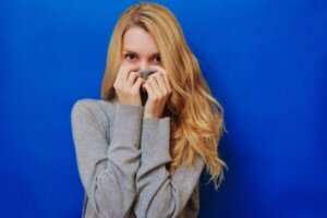 Opprinnelsen til og formålet med følelsen av å dumme seg ut