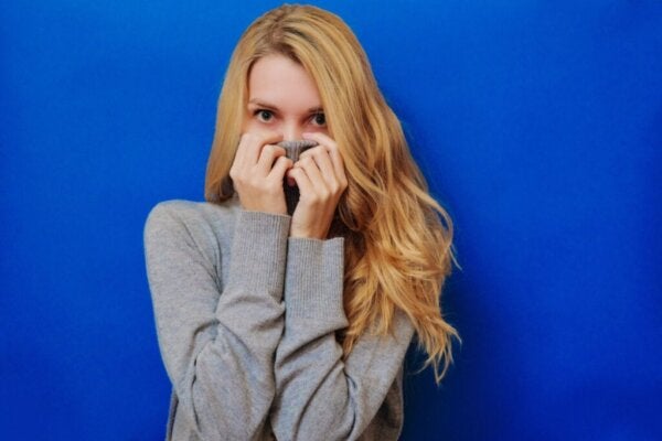 Opprinnelsen til og formålet med følelsen av å dumme seg ut