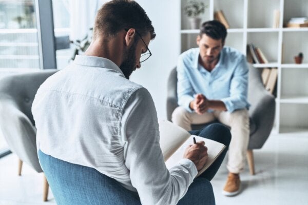 Faseorientert behandling for dissosiative lidelser