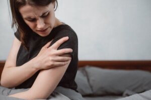 Føler du deg ukomfortabel når du står opp av sengen om morgenen?