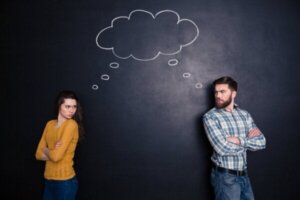 Slik kan du fortelle partneren din hva som irriterer deg uten å såre dem