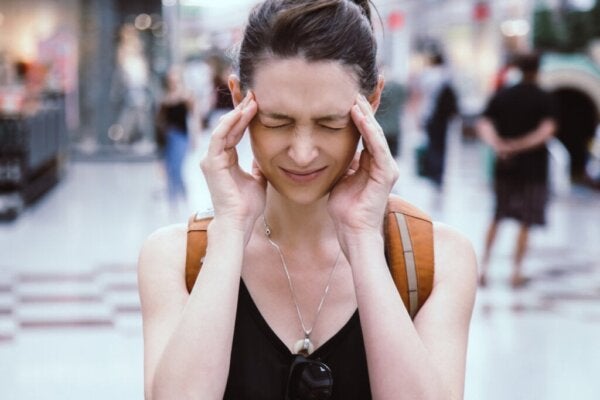 Kvinne stresset av støy på gaten, som representerer en av de nysgjerrige fakta om stress