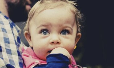 Hvordan vet babyer hvem de skal stole på?