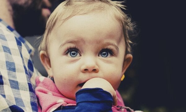 Hvordan vet babyer hvem de skal stole på?