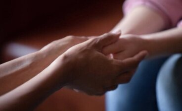 Hvordan kan man hjelpe noen som skader seg selv?