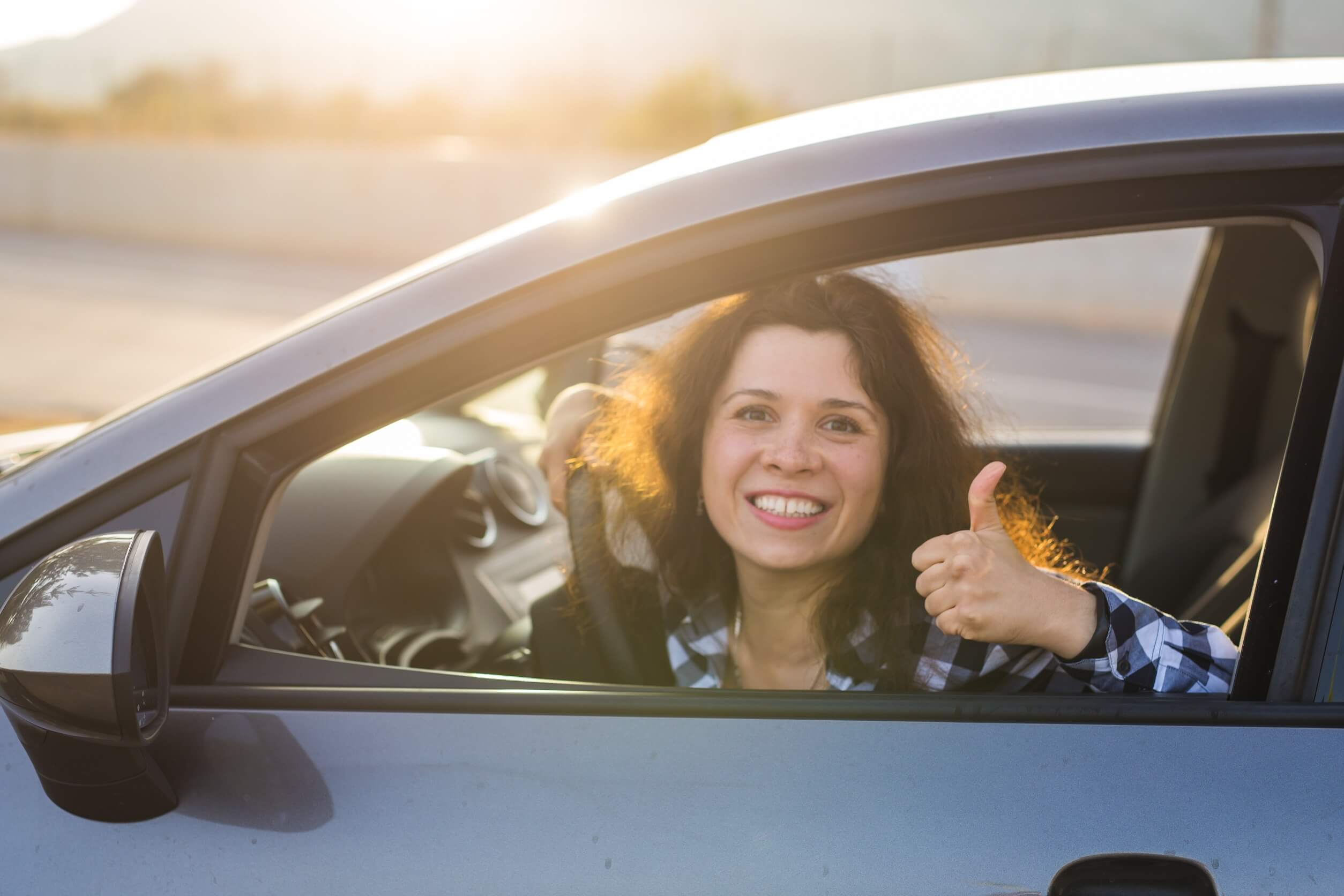 Lydisolering av bilens motor vil hjelpe deg med å opprettholde et stille miljø inne i bilen.