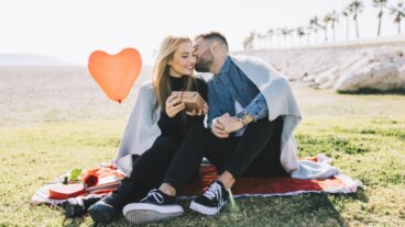 Hvordan ber jeg henne om å være kjæresten min? Ideer og tips for å gjøre det spesielt