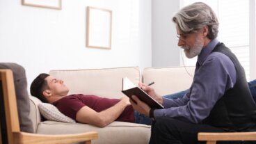 Hva er Ericksons hypnose, og hvordan brukes det i terapi?