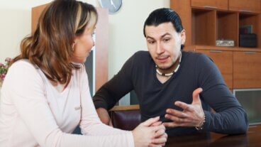 Betydningen av å se bort når man snakker, ifølge psykologi