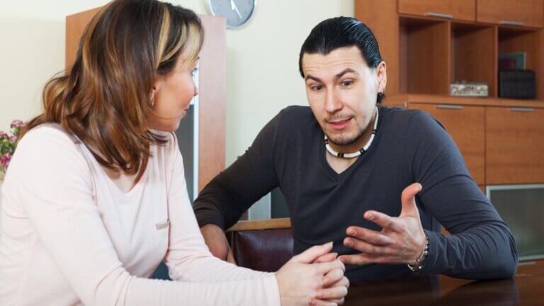 Betydningen av å se bort når man snakker, ifølge psykologi