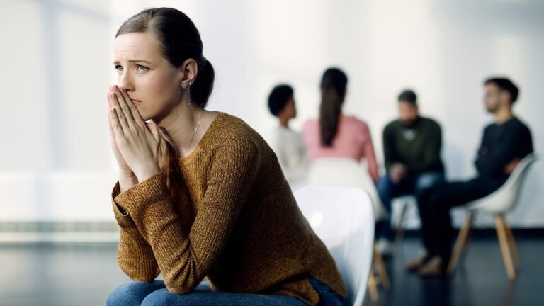 Hvordan vet jeg om jeg har sosial angst? 10 tegn