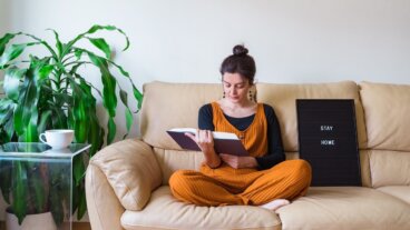 Hvorfor foretrekker du å være hjemme i stedet for å gå ut med venner?