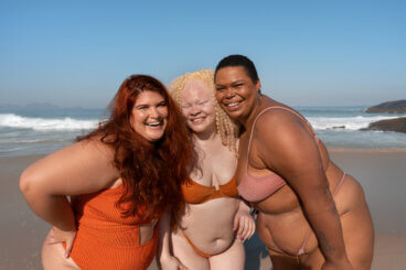 Er du redd for å vise deg i badedrakt? La oss snakke om egenkjærlighet