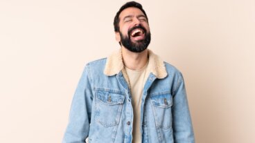 Hva det betyr når en person ler høyt for seg selv, forklart av psykologi